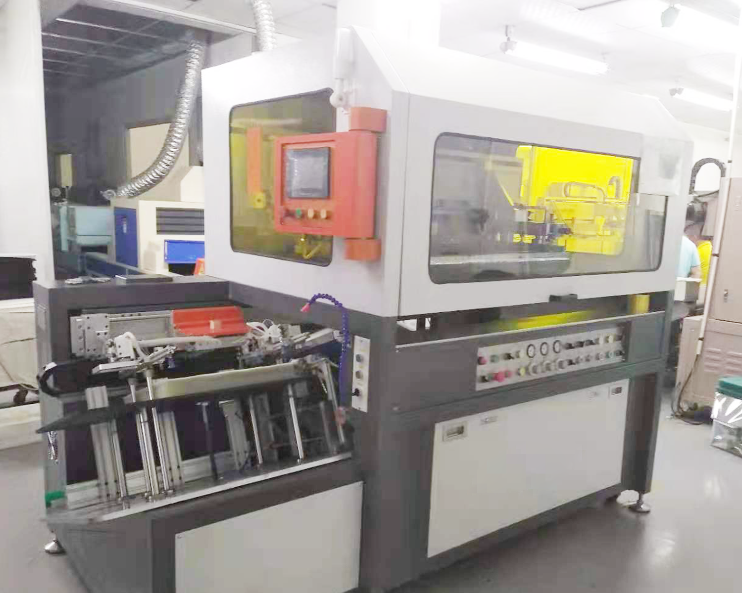 亮鍵引進(jìn)的新機(jī)器太好用了，完全實現(xiàn)自動化技術(shù)，并且提高了生產(chǎn)效率！